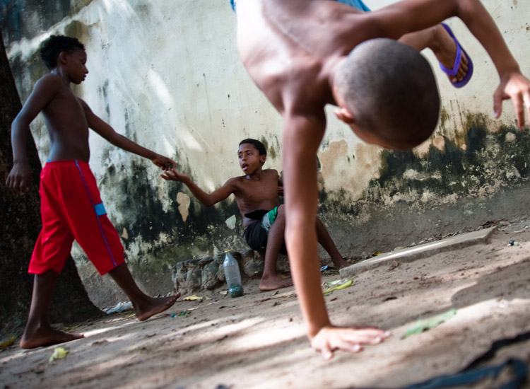 São Luís (Stato di Maranhão), ragazzi praticano la capoeira nel cortile di una vecchia villa nel centro cittadino.